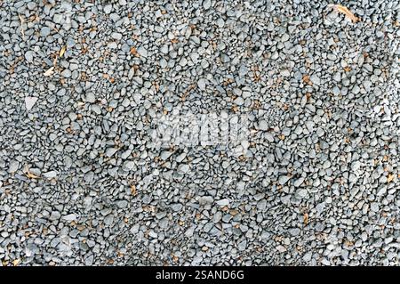 Nahaufnahme kleiner grauer Steine, die ein natürliches Muster bilden Stockfoto