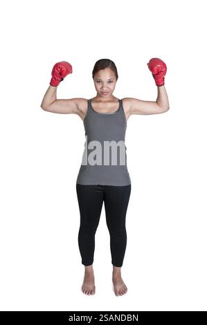 Schöne junge schwarze Afroamerikanerin, die Boxhandschuhe trägt Stockfoto