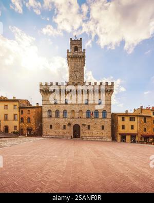 Piazza Grande und Palazzo Comunale, Rathaus von Montepulciano. Niemand auf dem Platz, Val di Chiana oder Valdichiana, Toskana, Italien Stockfoto