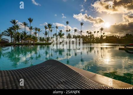 Swimmingpool und Palmen im Luxusresort am Pun Cana in der Dominikanischen Republik Stockfoto