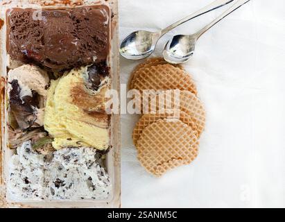 Verschiedene Eissorten und knusprige Waffelscheiben auf dem Tisch. Direkt darüber. Stockfoto