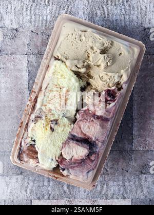 Verschiedene Eissorten und knusprige Waffelscheiben auf dem Tisch. Direkt darüber. Stockfoto