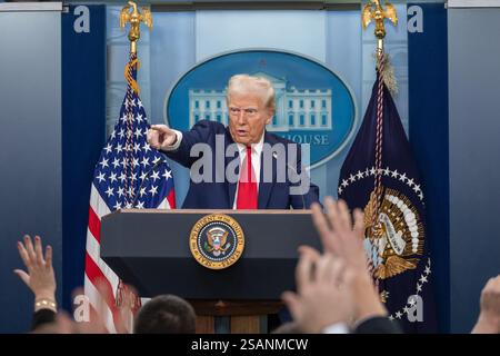 Washington, USA. 30. Januar 2025. US-Präsident Donald Trump spricht während einer Pressekonferenz über einen Flugzeugkollision im Weißen Haus in Washington, DC, USA, am 30. Januar 2025. Trump hat am Donnerstag den ehemaligen Präsidenten Joe Biden und die Diversity, Equity, and Inclusion (DEI)-Politik angegriffen, nachdem ein Regionaljet der American Airlines am Mittwochabend mit einem Armee-Helikopter kollidierte, während er am Ronald Reagan Washington National Airport auf der anderen Seite des Flusses landete Stockfoto