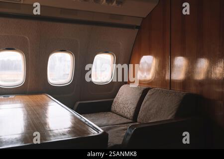 Fenstersitze im Flugzeug. Flug- und Reisekonzept. Hochwertige Fotos Stockfoto