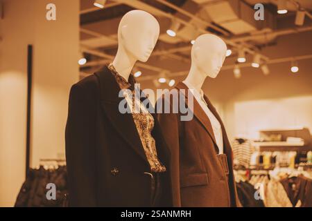 Schaufensterpuppe in stilvoller Kleidung in einem Geschäft Stockfoto