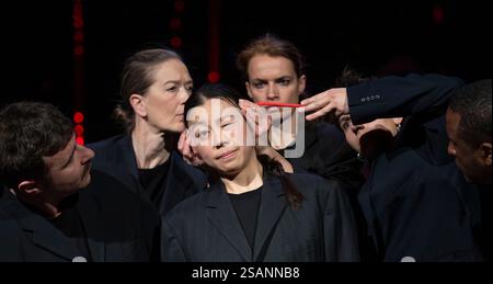 The Place Theatre, London, Großbritannien. 30. Januar 2025. Die Probe von Gandini Jongliers Heka vor der britischen Premiere im Ort vom 30. Januar bis 1. Februar, Teil von MIME London, inspiriert von Zaubertricks, Gedankenspielen und Handgeschliffen des 20. Jahrhunderts. Die sieben Künstler sind Caterina Boschetti, Sean Gandini, Tedros Girmaye, Kim Huynh, Sakari Männistö, Yu-Hsien Wu und Kati Ylä-Hokkala. Quelle: Malcolm Park/Alamy Live News Stockfoto
