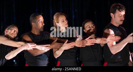 The Place Theatre, London, Großbritannien. 30. Januar 2025. Die Probe von Gandini Jongliers Heka vor der britischen Premiere im Ort vom 30. Januar bis 1. Februar, Teil von MIME London, inspiriert von Zaubertricks, Gedankenspielen und Handgeschliffen des 20. Jahrhunderts. Die sieben Künstler sind Caterina Boschetti, Sean Gandini, Tedros Girmaye, Kim Huynh, Sakari Männistö, Yu-Hsien Wu und Kati Ylä-Hokkala. Quelle: Malcolm Park/Alamy Live News Stockfoto