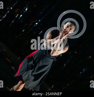 The Place Theatre, London, Großbritannien. 30. Januar 2025. Die Probe von Gandini Jongliers Heka vor der britischen Premiere im Ort vom 30. Januar bis 1. Februar, Teil von MIME London, inspiriert von Zaubertricks, Gedankenspielen und Handgeschliffen des 20. Jahrhunderts. Die sieben Künstler sind Caterina Boschetti, Sean Gandini, Tedros Girmaye, Kim Huynh, Sakari Männistö, Yu-Hsien Wu und Kati Ylä-Hokkala. Quelle: Malcolm Park/Alamy Live News Stockfoto