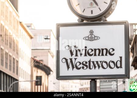 Das Logo von vivienne westwood, bestehend aus einer Kugel, die von einem Ring umgeben ist, Stockfoto