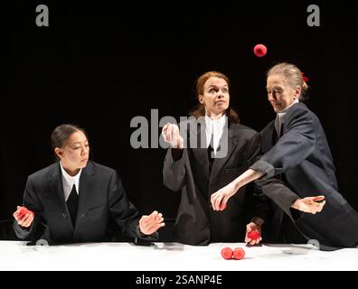 The Place Theatre, London, Großbritannien. 30. Januar 2025. Die Probe von Gandini Jongliers Heka vor der britischen Premiere im Ort vom 30. Januar bis 1. Februar, Teil von MIME London, inspiriert von Zaubertricks, Gedankenspielen und Handgeschliffen des 20. Jahrhunderts. Die sieben Künstler sind Caterina Boschetti, Sean Gandini, Tedros Girmaye, Kim Huynh, Sakari Männistö, Yu-Hsien Wu und Kati Ylä-Hokkala. Quelle: Malcolm Park/Alamy Live News Stockfoto