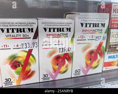 Bobruisk, Weißrussland - 24. Januar 2025: Regale mit verschiedenen Nahrungsergänzungsmitteln werden in einem Gesundheitsgeschäft ausgestellt. Stockfoto
