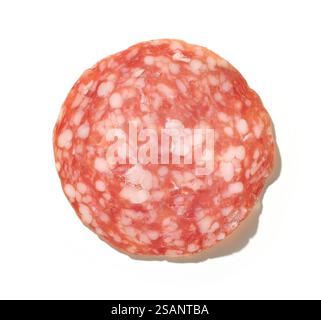 Dünne Scheibe geräucherter Salamiwurst isoliert auf weißem Hintergrund, Draufsicht Stockfoto