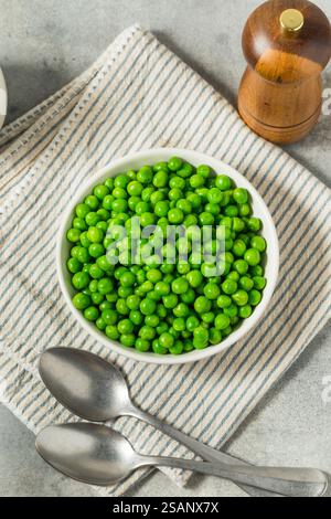 Gedämpfte, gefrorene grüne Erbsen in einer Schüssel aus biologischem Anbau Stockfoto