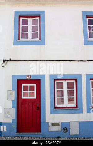 Der bezaubernde Eingang eines Hauses in Porto Covo, Portugal, mit rustikalen Elementen und lokalem Architekturstil. Stockfoto