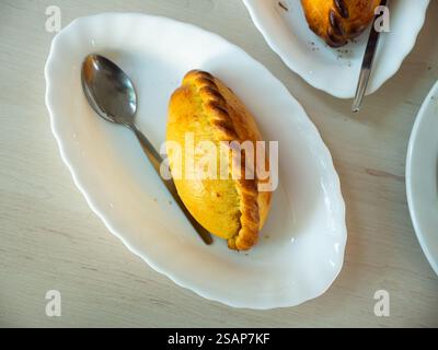 Blick auf leckere Empanada mit Käse und Marmelade. Traditionelles lateinamerikanisches Gericht Stockfoto