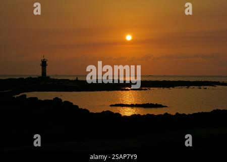 Little Lighthouse und Sonnenaufgang am Jeju Beach Stockfoto