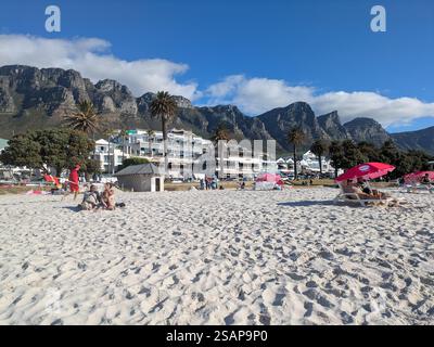 Camps Bay Sandstrand in der Nähe von Kapstadt Stockfoto