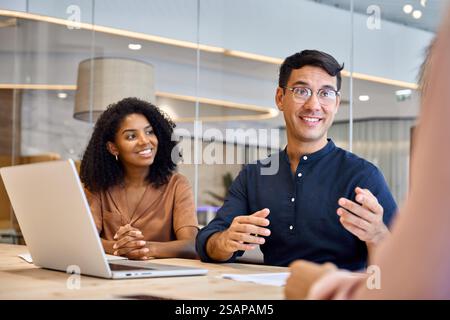 Zufriedene Führungskräfte, die bei Gruppenbesprechungen mit Mitarbeitern des Geschäftsteams zusammenarbeiten. Stockfoto