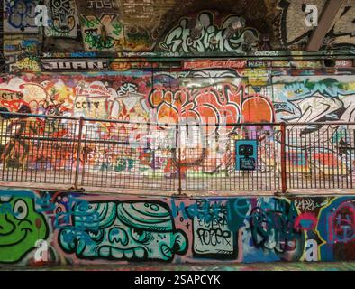 Allgemeine Ansicht der sich ständig ändernden Graffiti-Kunstwerke in Leake Street Arches London (unter dem Waterloo Hauptbahnhof). Stockfoto
