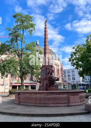 Denkmal-Brunnen Liebfrauenberg im spätbarocken Stil, geschaffen vom Bildhauer Dacerat 1770, Frankfurt am Main, Hessen, Deutschland, 15.09.24 Stockfoto
