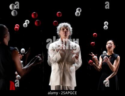 30. Januar 2025. UK Premiere von Sean Gandinis neuer, von Jonglieren und Magie inspirierter Show HEKA. Teil der MIME London at the Place Theatre und UK Tour. Quelle: Leo Mason ALAMY Live News BILDER NICHT VERFÜGBAR FÜR AI. Stockfoto