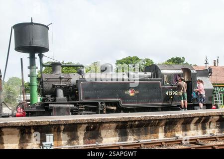 41298 2t Mixed Traffic LMS Ivatt Klasse 2 2-6-2 Tankmotor von George Ivatt. Wasseraufnahme am Wassertank Havenstreet Station Isle of White Stockfoto