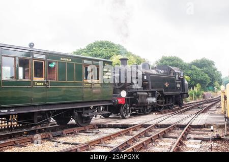 41298 2t Mixed Traffic LMS Ivatt Klasse 2 2-6-2 Tankmotor von George Ivatt. Ich ziehe einen Wagen der dritten Klasse in die Havenstreet Station, Isle of White Stockfoto