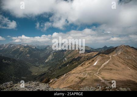 Westliche Tatra Landschaft vom Wanderweg zwischen Kasprowy Wierch und Świnica, Polen an einem sonnigen, teilweise bewölkten Tag im Juni. Stockfoto