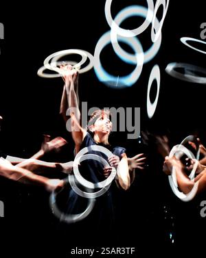 30. Januar 2025. UK Premiere von Sean Gandinis neuer, von Jonglieren und Magie inspirierter Show HEKA. Teil der MIME London at the Place Theatre und UK Tour. Quelle: Leo Mason ALAMY Live News BILDER NICHT VERFÜGBAR FÜR AI. Stockfoto