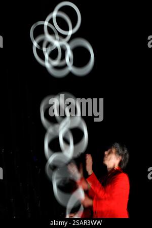 30. Januar 2025. UK Premiere von Sean Gandinis neuer, von Jonglieren und Magie inspirierter Show HEKA. Teil der MIME London at the Place Theatre und UK Tour. Quelle: Leo Mason ALAMY Live News BILDER NICHT VERFÜGBAR FÜR AI. Stockfoto