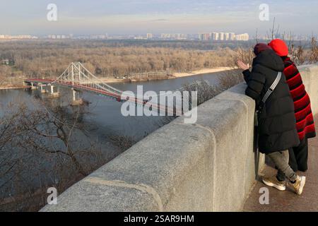 KIEW, UKRAINE - 30. JANUAR 2025 - Blick auf die Fußgängerbrücke über den Fluss Dnipro von der Aussichtsplattform unter dem Bogen der Freiheit des ukrainischen Volkes, Kiew, Hauptstadt der Ukraine (Foto: Pavlo Bahmut/Ukrinform) Stockfoto