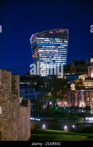 London, Großbritannien – 25. November 2024: Das 20 Fenchurch Street oder Walkie-Talkie Gebäude ist das fünftgrößte Gebäude in London. Weihnachten Nacht i Stockfoto