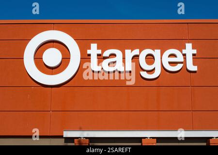 Nahaufnahme eines Zielzeichens. Aktivisten rufen zu einem Boykott von Target auf, nachdem sie beschlossen hatten, ihre DEI-Initiativen zurückzunehmen. Stockfoto