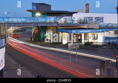 Autopfade an der Ausfahrt zur Southend Pier Railway, zum Pier Museum und zum Besucherinformationszentrum, auf der Western Esplanade, Southend on Sea. Stockfoto