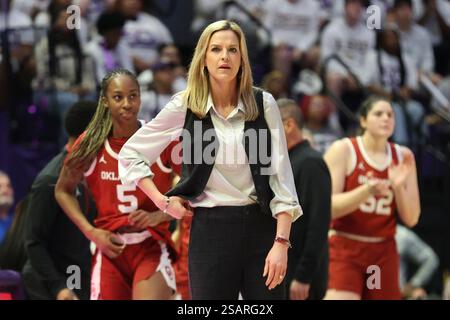 Baton Rouge, Usa. 30. Januar 2025. Jennie Baranczyk, Cheftrainer der Oklahoma Sooners, beobachtet die Action von Curtsied während eines Basketballspiels für Frauen der Southeastern Conference im Pete Maravich Assembly Center am Donnerstag, den 30. Januar 2025 in Baton Rouge, Louisiana. (Foto: Peter G. Forest/SipaUSA) Credit: SIPA USA/Alamy Live News Stockfoto