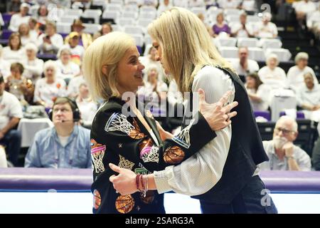 Baton Rouge, Usa. 30. Januar 2025. Kim Mulkey begrüßt Kim Mulkey die Cheftrainerin von Oklahoma Sooners Jennie Baranczyk während eines Basketballspiels der Southeastern Conference im Pete Maravich Assembly Center am Donnerstag, den 30. Januar 2025 in Baton Rouge, Louisiana. (Foto: Peter G. Forest/SipaUSA) Credit: SIPA USA/Alamy Live News Stockfoto