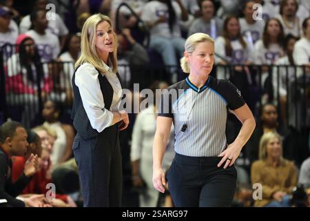 Baton Rouge, Usa. 30. Januar 2025. Oklahoma Sooners Cheftrainer Jennie Baranczyk reagiert auf einen Anruf während eines Basketballspiels der Southeastern Conference im Pete Maravich Assembly Center am Donnerstag, den 30. Januar 2025 in Baton Rouge, Louisiana. (Foto: Peter G. Forest/SipaUSA) Credit: SIPA USA/Alamy Live News Stockfoto