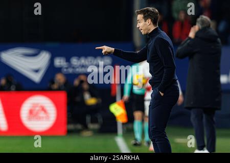 Inigo Perez (Rayo Vallecano) wurde während des LaLiga EA SPORTSPIELS zwischen den Teams von CA Osasuna und Rayo Vallecano in El Sadar gesehen. Endpunktzahl: CA Osasuna 1:1 Rayo Vallecano Stockfoto
