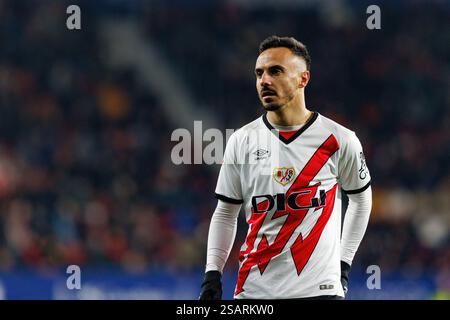 Pamplona, Spanien. Januar 2025. Alvaro Garcia (Rayo Vallecano) wurde während des LaLiga EA SPORTSPIELS zwischen den Teams von CA Osasuna und Rayo Vallecano in El Sadar gesehen. Endergebnis; CA Osasuna 1:1 Rayo Vallecano (Foto: Maciej Rogowski/SOPA Images/SIPA USA) Credit: SIPA USA/Alamy Live News Stockfoto