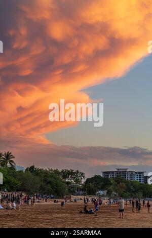 Dramatische goldene Wolken bei Sonnenuntergang. Mindil Beach, Darwin, NT. Stockfoto
