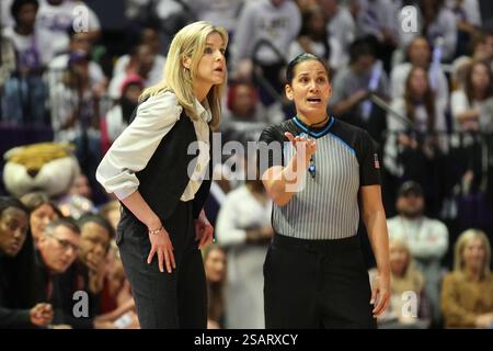 Baton Rouge, Usa. 30. Januar 2025. Oklahoma Sooners Cheftrainer Jennie Baranczyk spricht mit einem Schiedsrichter während eines Basketballspiels der Southeastern Conference im Pete Maravich Assembly Center am Donnerstag, den 30. Januar 2025 in Baton Rouge, Louisiana. (Foto: Peter G. Forest/SipaUSA) Credit: SIPA USA/Alamy Live News Stockfoto