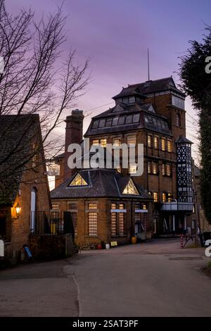 Hook Norton Brewery in der Abenddämmerung im Januar. Hook Norton, Oxfordshire, England Stockfoto