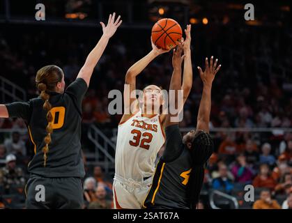 Austin, Texas, USA. 30. Januar 2025. Der texanische Garde NDJAKALENGA MWENENTANDA (32) schießt den Ball während eines Basketballspiels zwischen den Texas Longhorns und den Missouri Tigers am 30. Januar 2025 in Austin, Texas. Texas kam von einem 11-Punkte-Defizit zurück, um das Spiel zu gewinnen, 70:61. (Kreditbild: © Scott Coleman/ZUMA Press Wire) NUR REDAKTIONELLE VERWENDUNG! Nicht für kommerzielle ZWECKE! Stockfoto