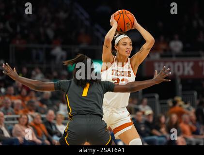 Austin, Texas, USA. 30. Januar 2025. Der Texas Guard NDJAKALENGA MWENENTANDA (32) während eines Basketballspiels zwischen den Texas Longhorns und den Missouri Tigers am 30. Januar 2025 in Austin, Texas. Texas kam von einem 11-Punkte-Defizit zurück, um das Spiel zu gewinnen, 70:61. (Kreditbild: © Scott Coleman/ZUMA Press Wire) NUR REDAKTIONELLE VERWENDUNG! Nicht für kommerzielle ZWECKE! Stockfoto