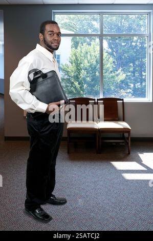 Ein junger hübscher schwarzer afroamerikanische Mann mit einem schönen Lächeln Stockfoto