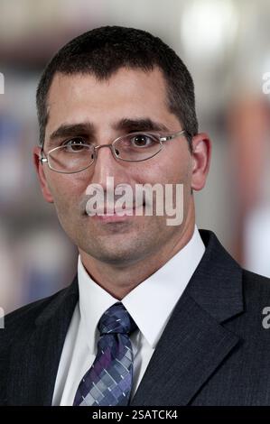 Junger gutaussehender Geschäftsmann, der Arbeit sucht Stockfoto