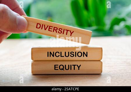 Text für Diversität, Inklusion und Gerechtigkeit auf Holzblöcken. D- und I-Konzept. Stockfoto