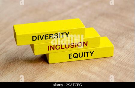 Text für Diversity, Inklusion und Equity auf gelben Holzblöcken. D- und I-Konzept. Stockfoto