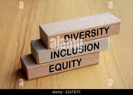 Seitenansicht von Text für Vielfalt, Inklusion und Eigenkapital auf Holzblöcken. D- und I-Konzept. Stockfoto