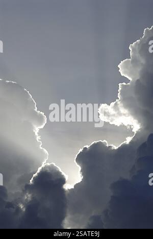 Morgens Sonnenaufgang Wolken im Sommer mit Silberstreifen und Rochen Stockfoto